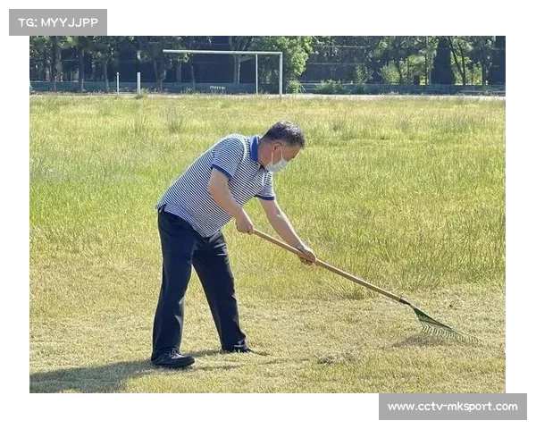 雨战进行时,工作人员频繁进场维护草坪积水区域 雨战进行时,工作人员频繁进场维护草坪积水区域
